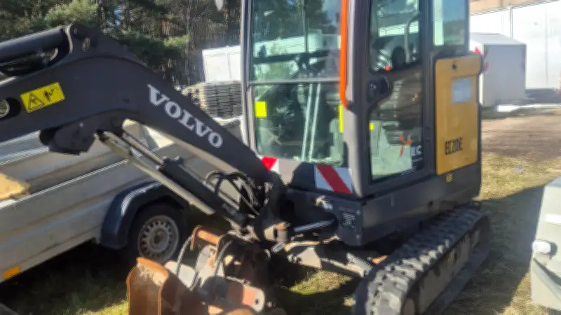 Kettenbagger und Anhänger von Betriebsgelände in Wanzlitz bei Grabow gestohlen