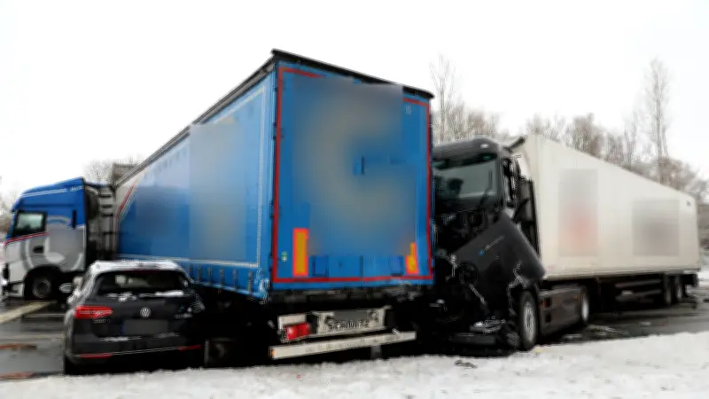Kettencrash in Rostock: Sattelzug rammt wartenden Lkw - 350.000 Euro Schaden