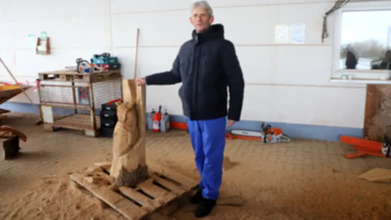 Kettensägenkunst begeistert Mitarbeiter der Peene-Werkstätten in Demmin