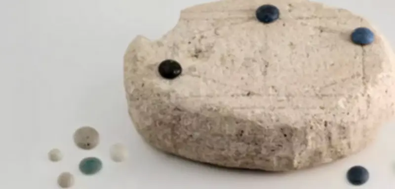 KI entschlüsselt Regeln eines 1500 Jahre alten römischen Brettspiels aus Kalkstein