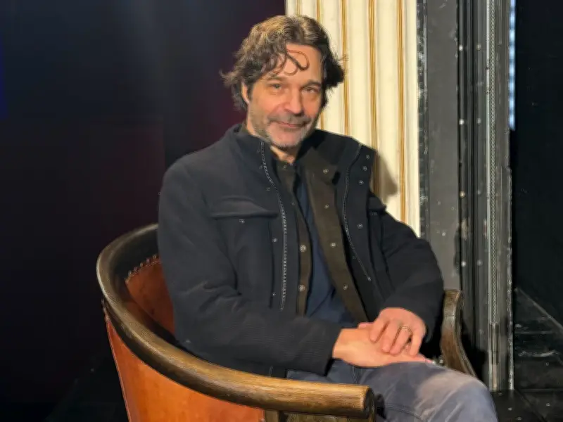 KI im Theater: Moritz Rinkes neue Komödie stellt unbequeme Fragen zur Künstlichen Intelligenz