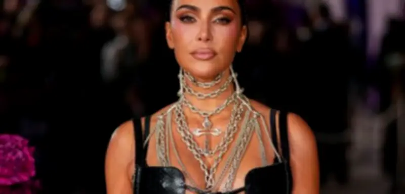 Kim Kardashian und Lewis Hamilton beim Super Bowl: Liebes-Outing oder Promi-Spektakel?