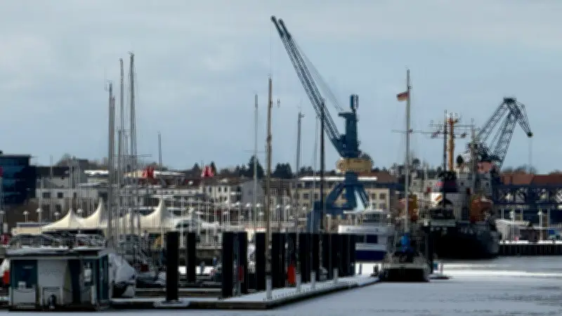Kipppunkt erreicht: Rostocker Stadthafen liegt unter geschlossener Eisdecke