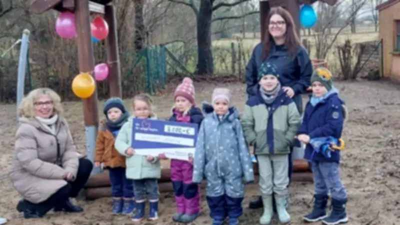 Kita „Schwalbennest“ in Altenhof erhält überdachten Sandkasten für ganzjähriges Spielen