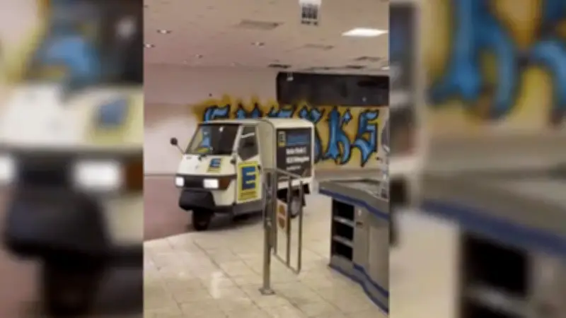 Kleintransporter verwandelt Ostsee-Supermarkt in Rennstrecke – Abschiedsaktion wird zum Internet-Hit