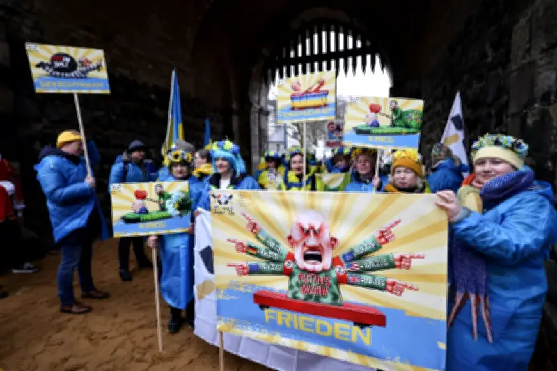 Kölner Rosenmontagszug startet mit politischen Persiflagen und Solidaritätsbekundungen