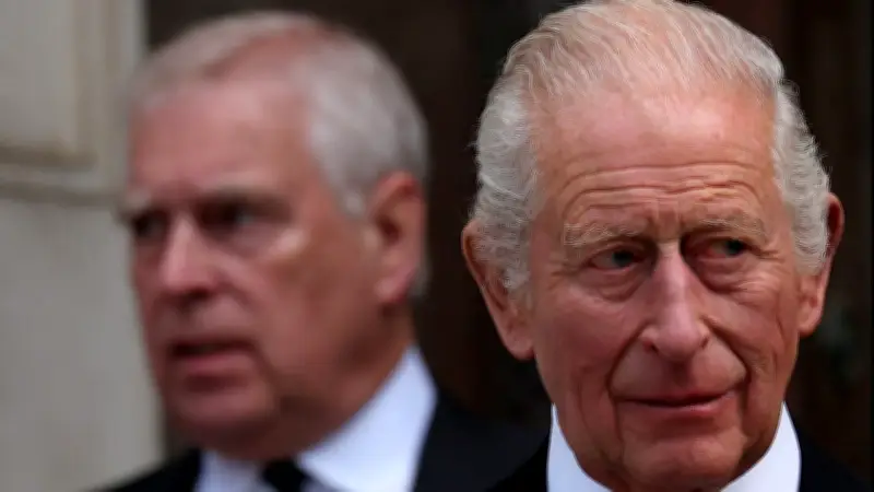 König Charles hält tägliche Krisentreffen: Epstein-Akten erschüttern britische Monarchie