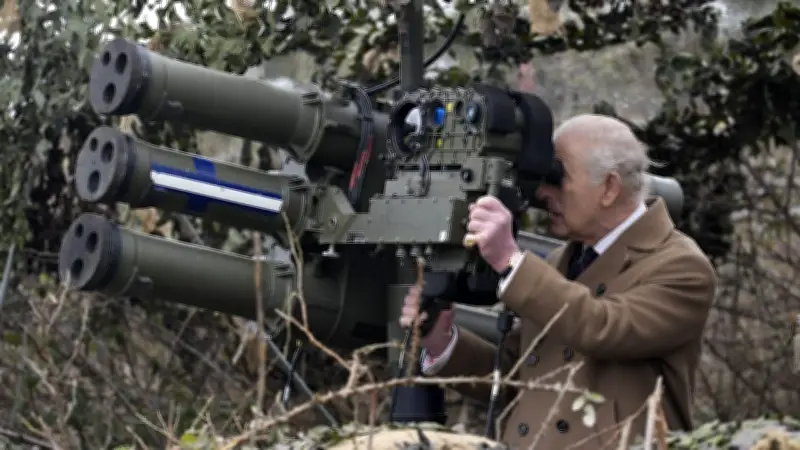 König Charles inspiziert Truppen trotz Andrew-Skandal: Militärbesuch mit Starstreak-Raketen