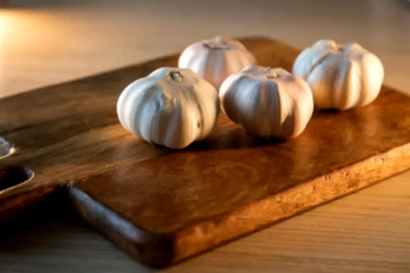 Knoblauch schälen leicht gemacht: Mikrowellen-Trick im Praxistest