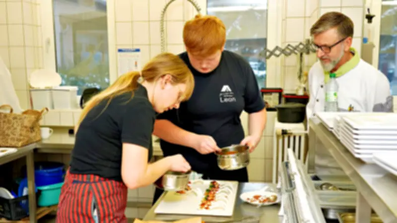 Kochwettbewerb nach TV-Vorbild: Gastro-Azubis zeigen Löffel-Kunst in Naumburger Jugendherberge