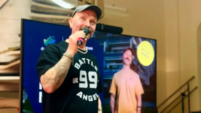 Komiker Roger G. bringt Tausende mit Witz über Helpter Berg zum Lachen