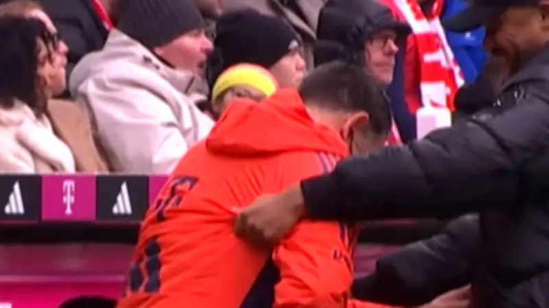 Kompany rettet Assistenten: Rutschpartie in der Allianz Arena sorgt für Lacher