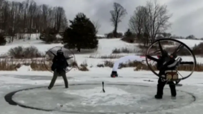Kreativ und riskant: Freunde bauen mit Motoren ein Eiskarussell auf zugefrorenem See