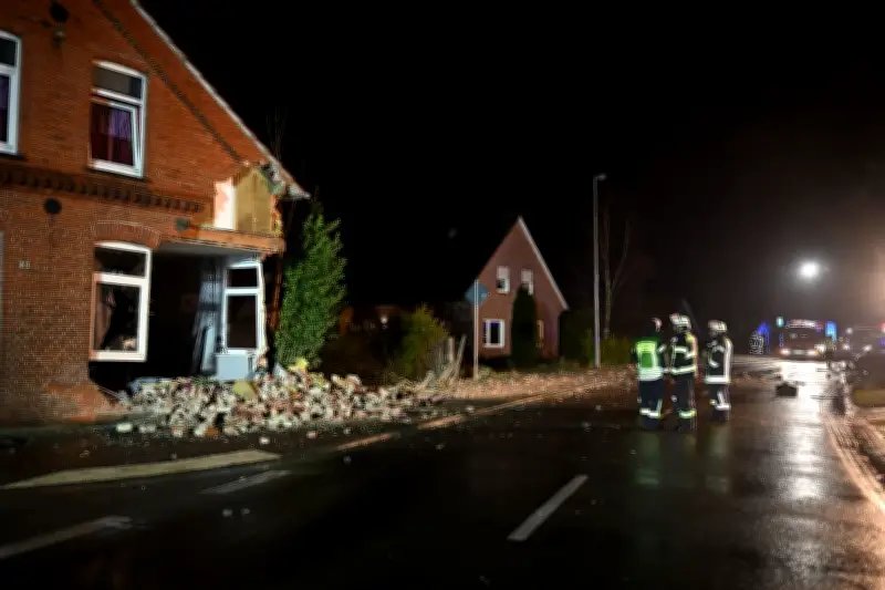 Kreis Leer: Auto kracht nachts in Wohnhaus - Gebäude nun einsturzgefährdet