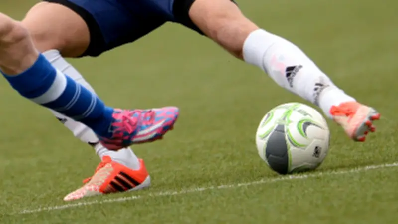 Kreisliga-Fußballer klagt auf 6000 Euro Schmerzensgeld nach Beinbruch durch Foul