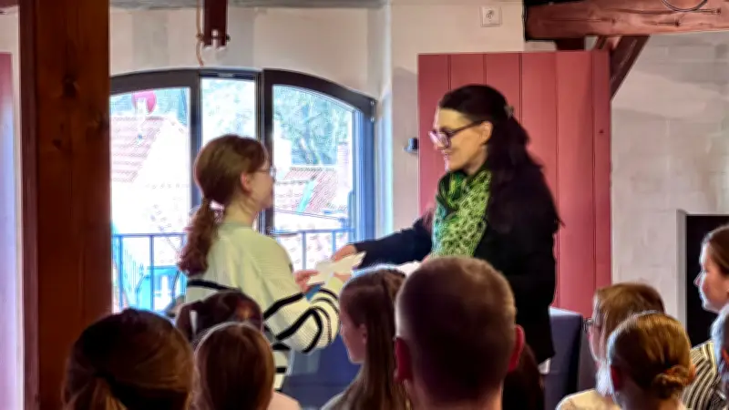 Krimi-Fan Enie Malin Fox gewinnt Vorlesewettbewerb in Nordwestmecklenburg