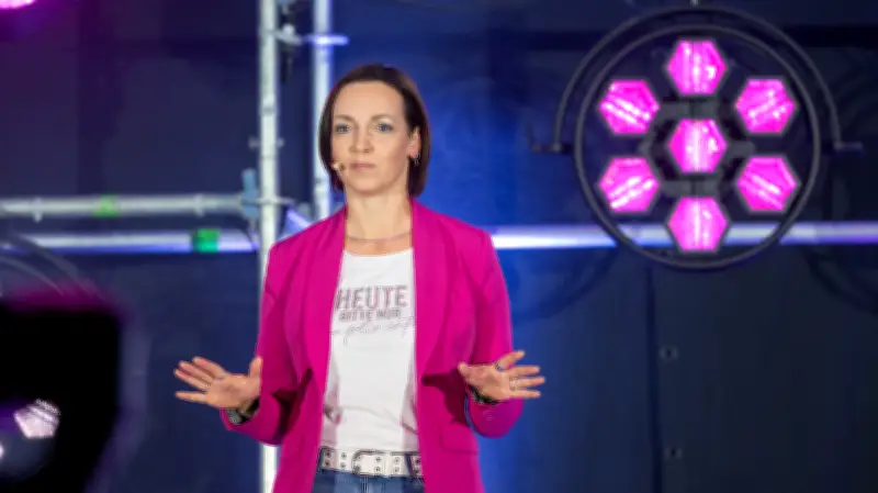 Kriminalkommissarin meistert Speaker Slam: Vom Polizeialltag zur inspirierenden Dozentin