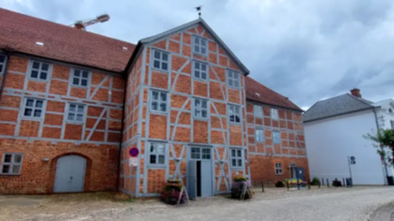 Kritik an Güstrows Wollhalle: Mischkonzept zwischen Laienkunst und Profikünstlern sorgt für Debatte