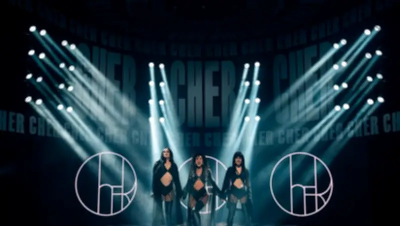 Kritik: Perfektes Jukebox-Musical - Die 'Cher Show' im Deutschen Theater begeistert