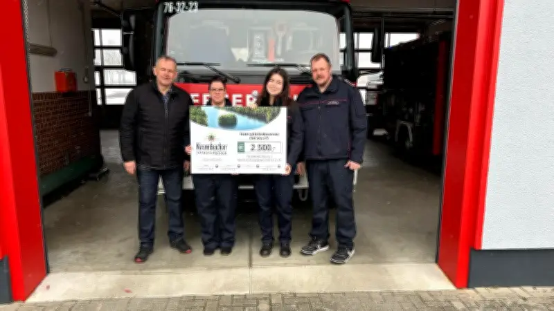 Krombacher Brauerei spendet 2.500 Euro an Zierzower Feuerwehr für Jubiläumsvorbereitungen