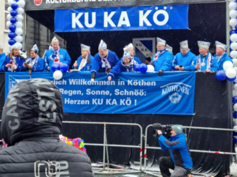 Köthener Karneval trotz Wintereinbruch: Tausende feiern 36. Rosenmontagsumzug
