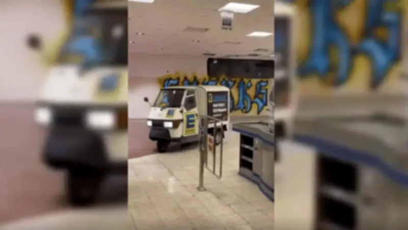 Kultige Ape 50 donnert durch abgerissenen Edeka Supermarkt in Kühlungsborn