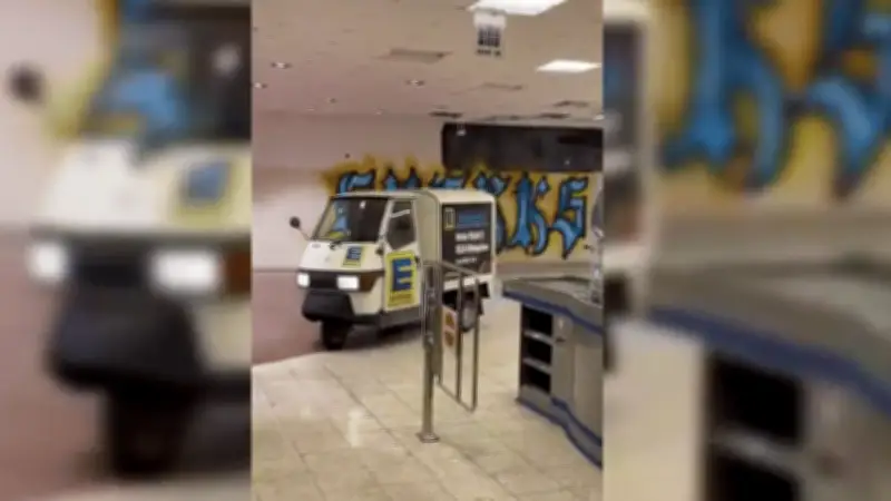 Kultige Ape donnert durch abgerissenen Edeka: Abschiedsfahrt im Supermarkt wird zum Internet-Hit