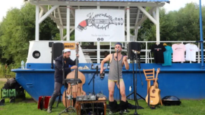 Kulturfloß Peene sucht Musiker für Sommer-Tournee durch Mecklenburg-Vorpommern