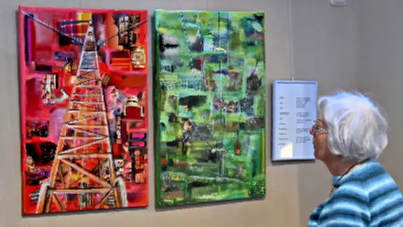 Kunstvolles Zusammenspiel: Neue Ausstellung in Ascherslebener Bibliothek eröffnet