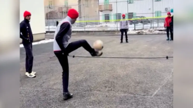 Kuriose Vorbereitung: So kickt sich Skisprung-Star Raimund zu Gold