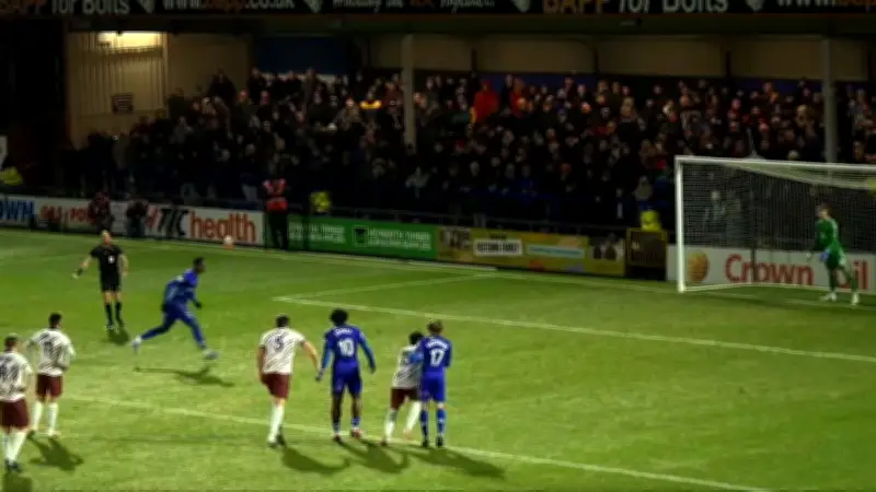 Kurioser Elfmeter-Stopp: Schiri entscheidet auf indirekten Freistoß statt Strafstoß