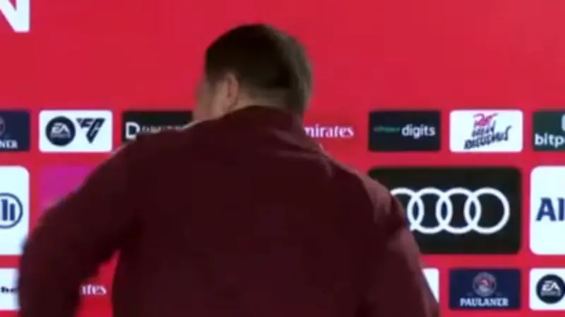 Kurioser Moment bei Bayern-PK: Eberl steht plötzlich auf bei Vertragsgespräch