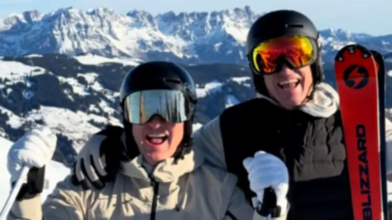 Lachanfall beim Skifahren: Bastian Schweinsteiger filmt Bruder Tobias' Sturz
