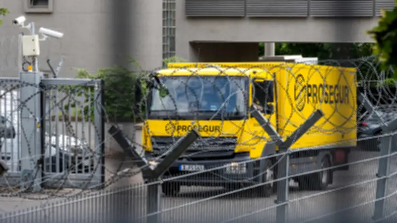 Lange Haftstrafe für Komplizen der Millionen-Diebin: Geld bleibt verschwunden