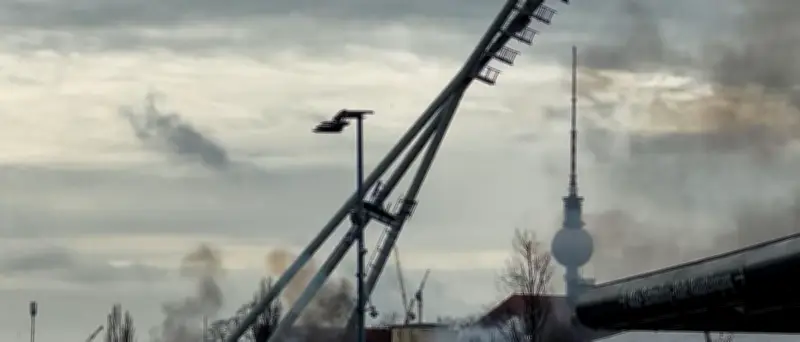 Laute Explosionen in Prenzlauer Berg: Zwei Flutlichtmasten im Jahn-Sportpark gesprengt