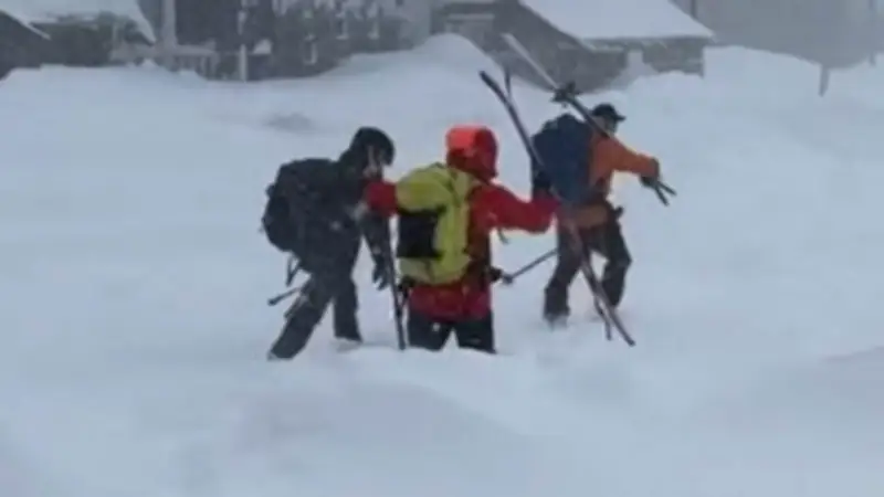 Lawinen-Drama in Kalifornien: Zehn Skifahrer nach Schneemassen vermisst