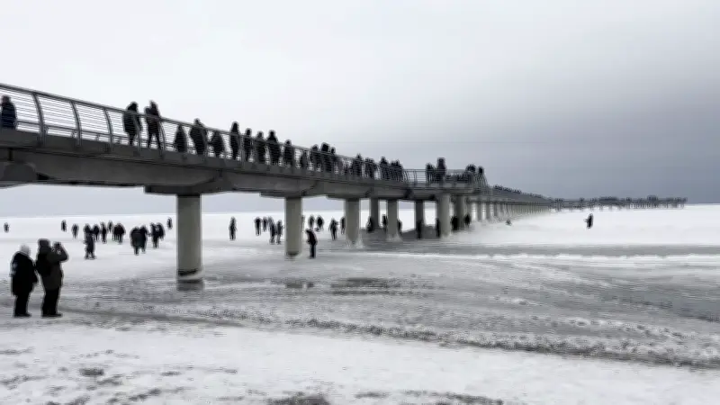 Lebensgefahr an der Ostsee: Schaulustige ignorieren Warnungen vor tückischem Eis