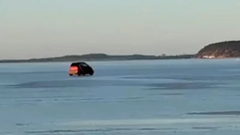 Lebensgefährliche Abkürzung: Auto fährt über zugefrorenen Peenestrom bei Usedom