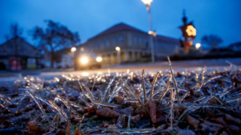 Lebensgefährliche Eisflächen auf Discounter-Parkplätzen in Neubrandenburg sorgen für Besorgnis