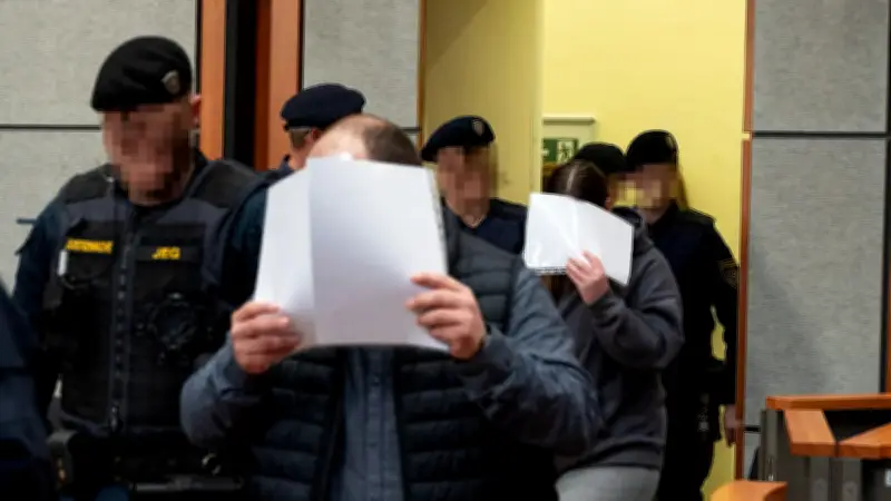 Lebenslange Haft für Eltern nach grausamem Hungertod ihres dreijährigen Sohnes Elias in Österreich