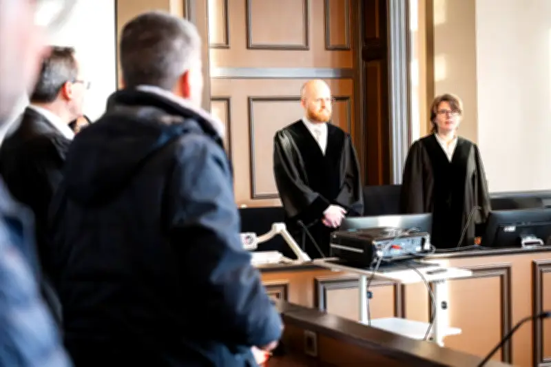 Lebenslange Haft für Femizid in Niedersachsen: Ex-Partnerin vor Kindern erstochen