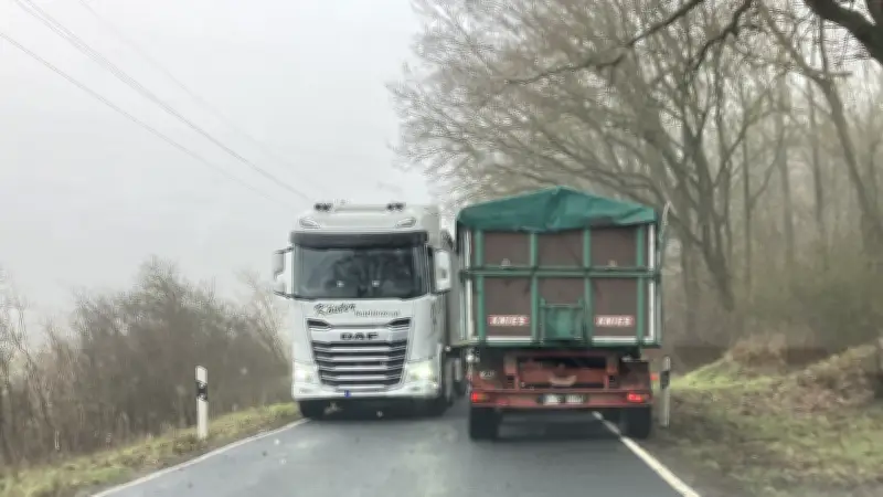 Leitplanken als Hindernis: Landwirte kritisieren fehlenden Platz für große Maschinen