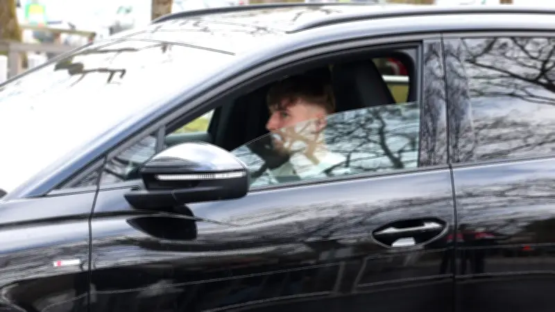 Lennart Karl: Erste Alleinfahrt zum Bayern-Training mit neuem Dienst-SUV