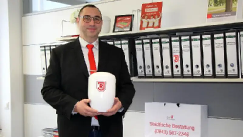 Letzte Ruhe in Vereinsfarben: Regensburger Bestatter kreiert SSV-Jahn-Urne