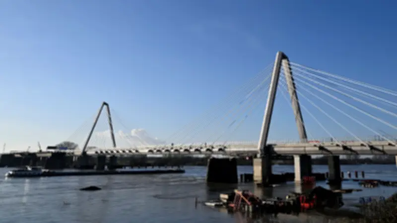 Leverkusener Rheinbrücke erneut gesperrt: Eisbrocken verursachen drei Unfälle auf A1