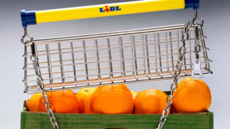 Lidl präsentiert exklusive Designer-Trolley Bag: Mini-Einkaufswagen als Mode-Statement