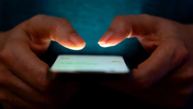 Liebesbetrug mit Promi-Identität: Frau aus Halver verliert jahrelang Geld an falschen Nico Santos