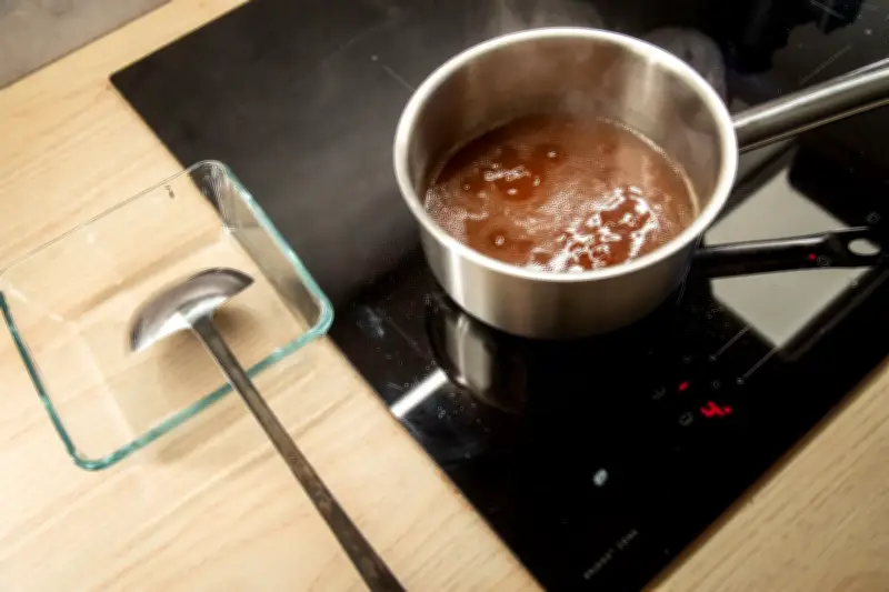 Lifehack-Check: Fett aus Brühe entfernen mit Eiswürfeln - Funktioniert es wirklich?