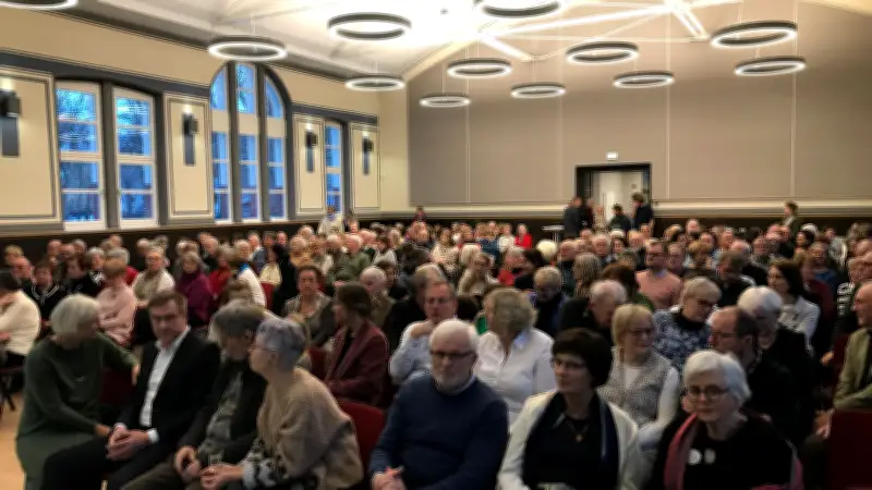 Lindenhalle in Malchin glänzt als Konzerthaus: Ragna Schirmer begeistert 200 Zuhörer