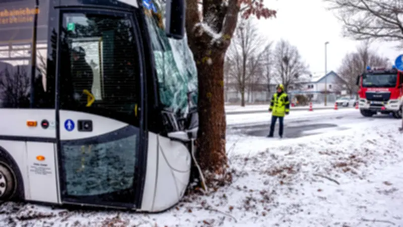 Linienbus prallt gegen Baum in Kapen: Mehrere Verletzte bei winterlichem Unfall